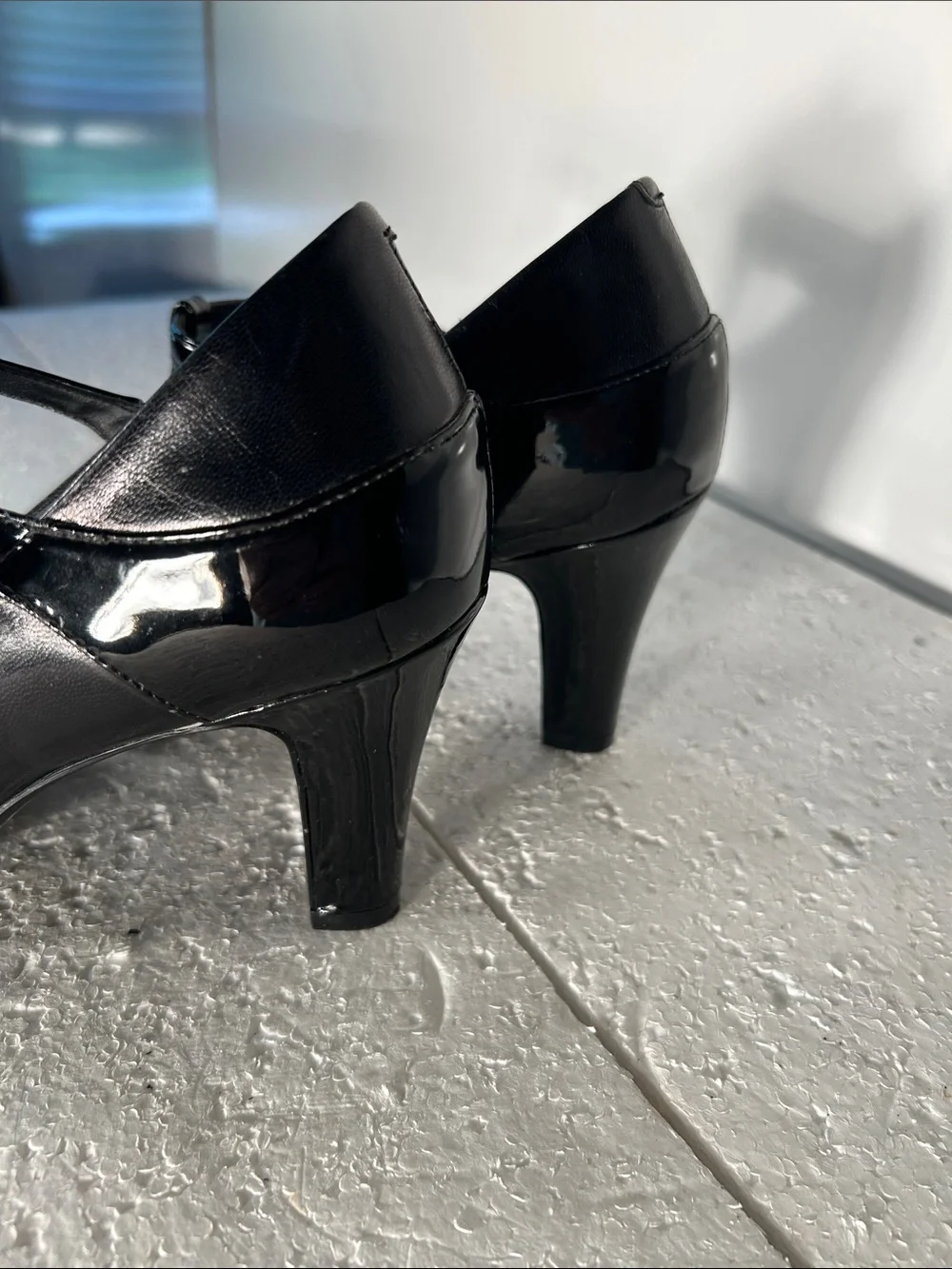 GIANI BERNINI SZ8.5 Vineza Black Patent T-Strap Pumps Office Dressy Formal Retro